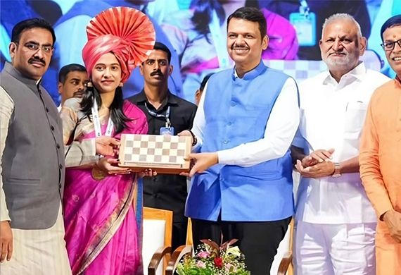 MH Governor Honours Divya Deshmukh for Winning Women's Chess World Cup & Becoming Grandmaster MH Governor Honours Divya Deshmukh for Winning Women's Chess World Cup & Becoming Grandmaster