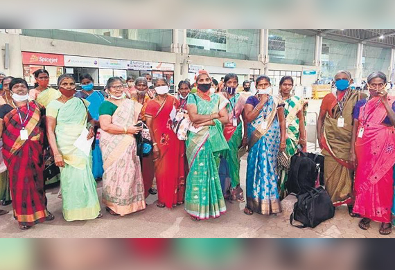 31 TN women Beedi rollers take their first flight ever